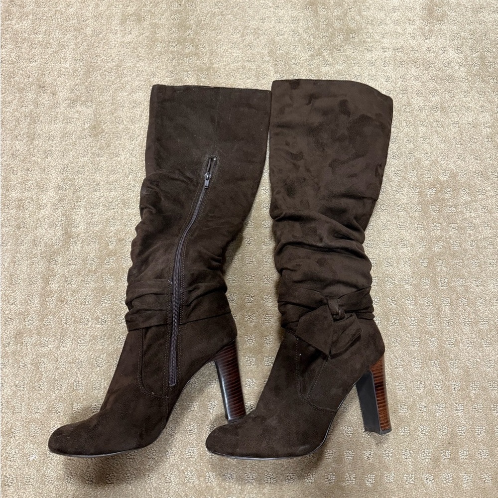Like new 
Brown suede heeled boots
Size 10